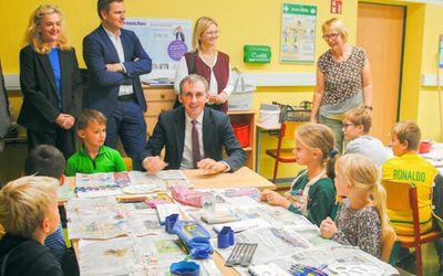 Minister nimmt Werkunterricht