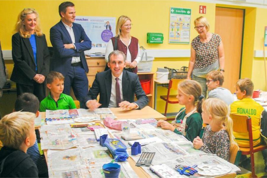 Minister nimmt Werkunterricht
